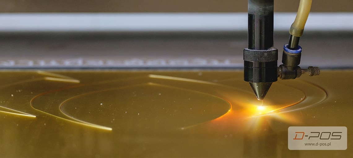 Cięcie plexi laserem - wycinanie złotej lustrzanej pleksi ploterem laserowym