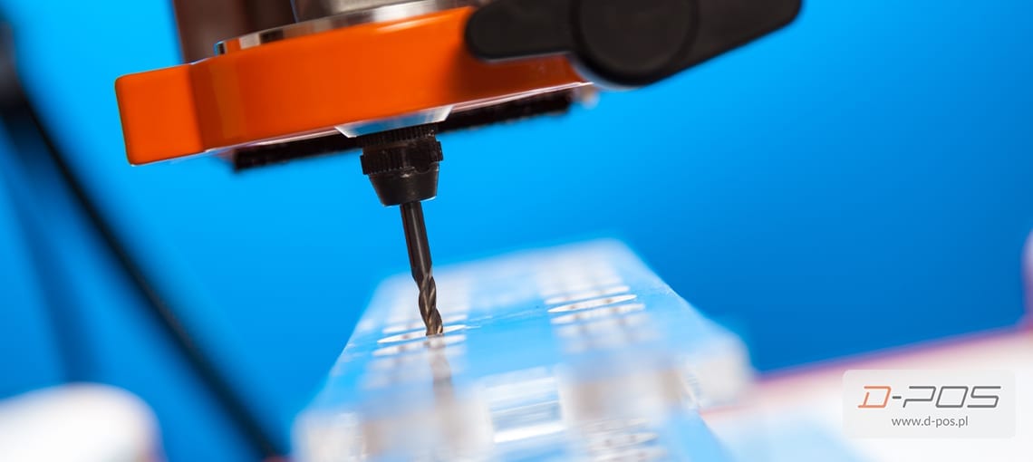 Frezowanie otworów w przezroczystej płycie plexi frezarką CNC